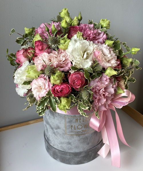 Kompozycja świeżych kwiatów w dużym szarym welurowym boxie - kwiaty w pudełkach | flower box