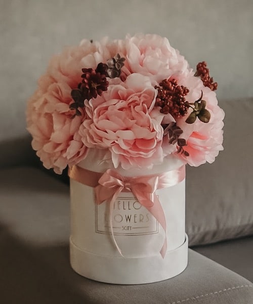 Sztuczne rozwinięte różowe piwonie w dużym welurowym boxie - sztuczne kwiaty w pudełku | flower box