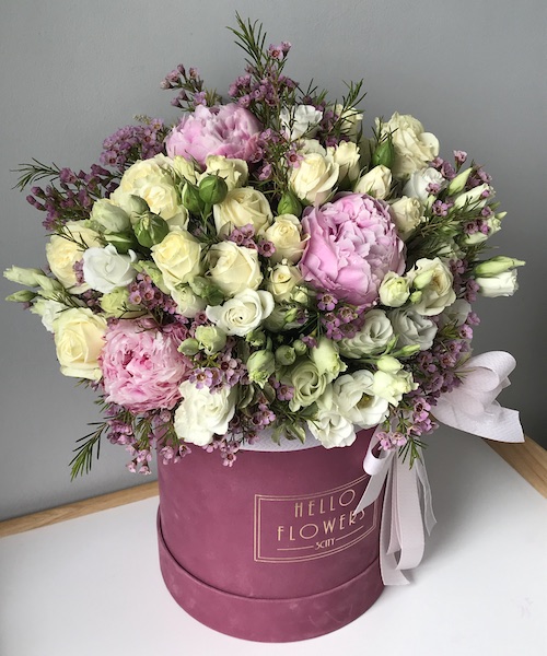 Mix świeżych kwiatów w dużym różowym welurowym boxie - kwiaty w pudełkach | flower box
