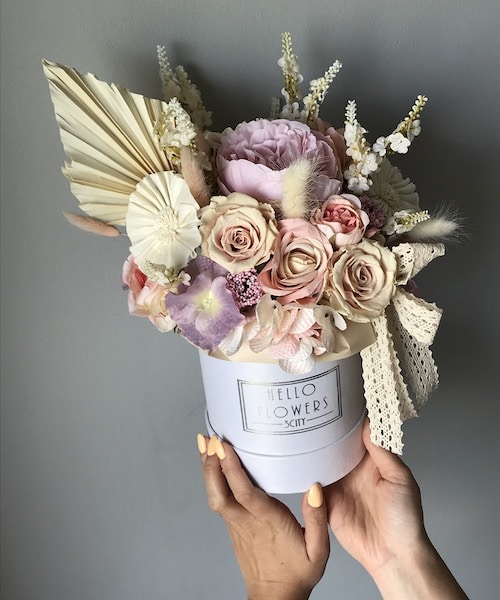 Kompozycja suszonych i sztucznych kwiatów w małym białym boxie w stylu BOHO - kwiaty w pudełku | flower box