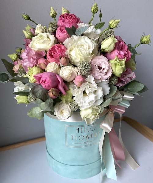 Kompozycja świeżych kwiatów w dużym mietowym welurowym boxie - kwiaty w pudełkach | flower box