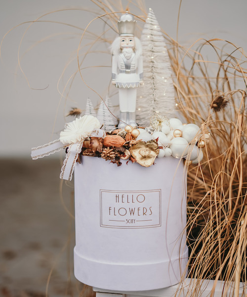 Świąteczna kompozycja w dużym białym welurowym boxie Dziadek Mróz - zestaw w pudełku flower box