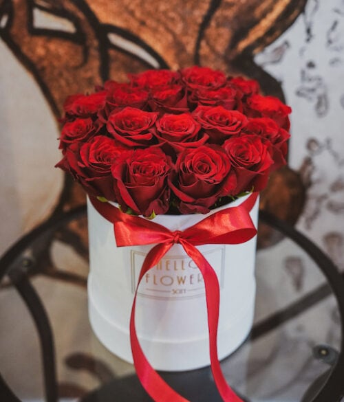 Czerwone róże w dużym białym welurowym boxie | świeże kwiaty w pudełku - flower box