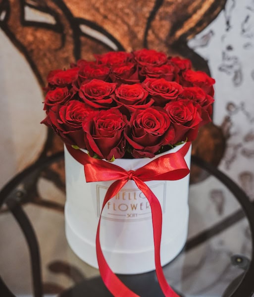 Czerwone róże w dużym białym welurowym boxie | świeże kwiaty w pudełku - flower box