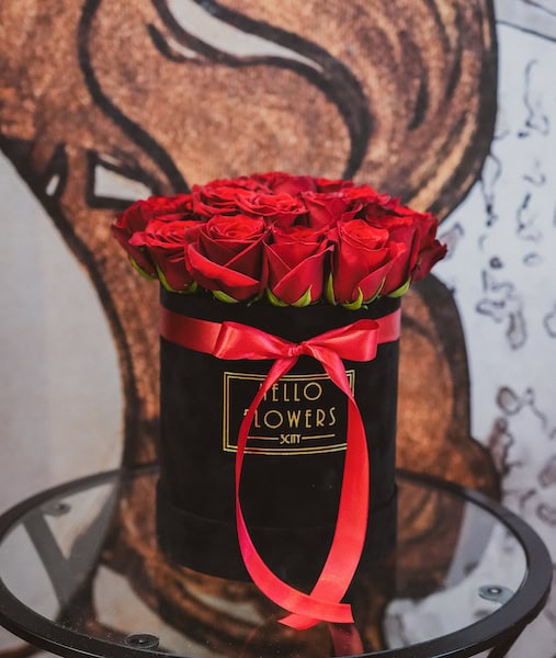 Czerwone róże w dużym czarnym welurowym boxie | świeże kwiaty w pudełku - flower box