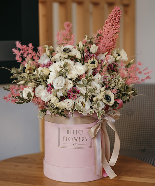 Kompozycja świeżych kwiatów w dużym jasnoróżowym welurowym boxie - kwiaty w pudełkach | flower box