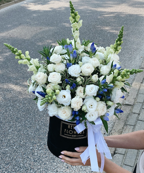 Kompozycja świeżych kwiatów w dużym czarnym boxie - kwiaty w pudełkach | flower box