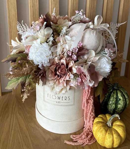 Jesienna kompozycja sztucznych kwiatów w dużym beżowym welurowym pudełku | flower box