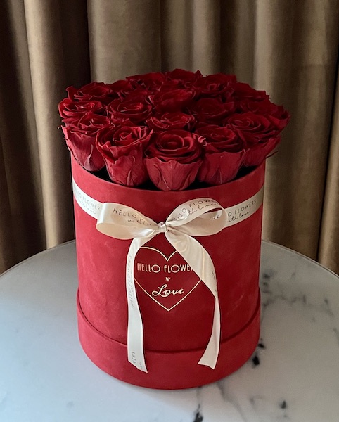 Czerwone wieczne róże w dużym czerwonym welurowym boxie | kwiaty w pudełku - flower box Hello Flowers x LOVE