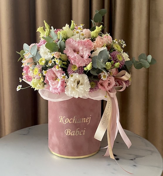 Bukiet flower box| Kompozycja świeżych kwiatów w średnim welurowym boxie Kochanej Babci - kwiaty w pudełkach
