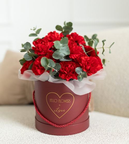 Czerwone goździki w średnim bordowym pudełku - świeże kwiaty w pudełkach | flower box