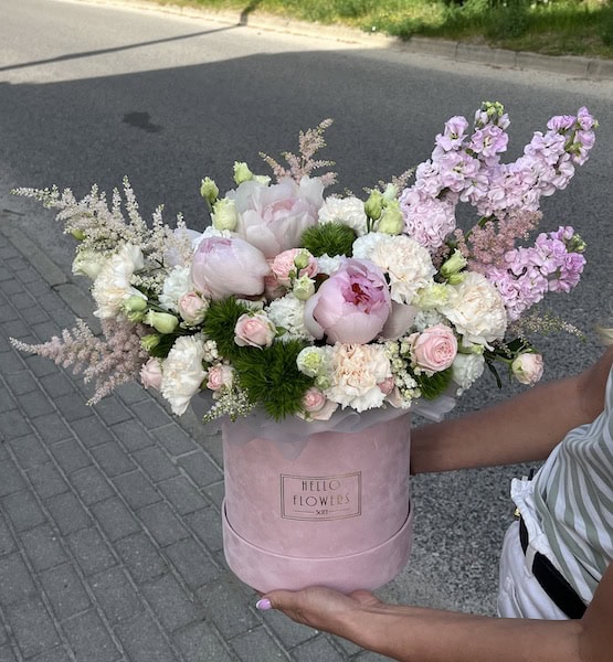 Świeże kwiaty w dużym różowym welurowym boxie - kwiaty w pudełkach | flower box