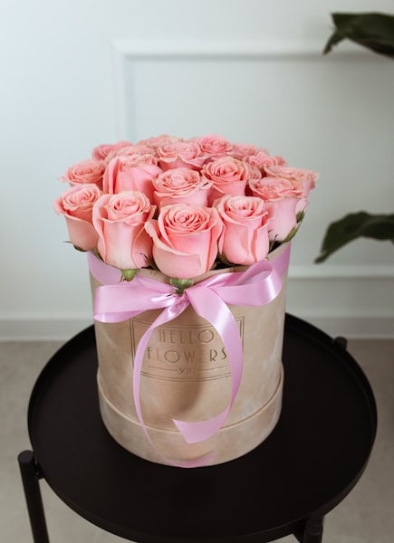 Różowe róże w dużym beżowym welurowym boxie | świeże kwiaty w pudełku - box flower