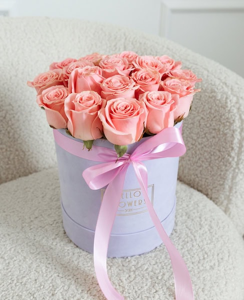 Różowe róże w dużym lawendowym welurowym boxie | świeże kwiaty w pudełku - box flower