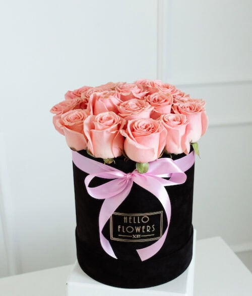 Różowe róże w dużym czarnym welurowym boxie | świeże kwiaty w pudełku - box flower