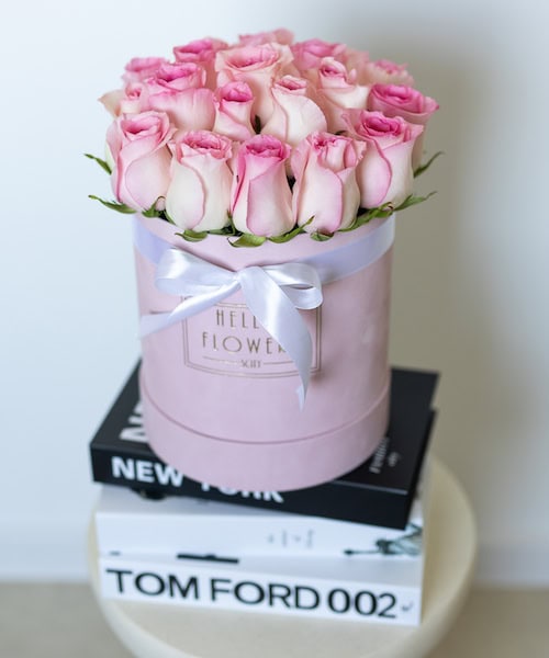 Różowe róże w dużym różowym welurowym boxie | świeże kwiaty w pudełku - box flower