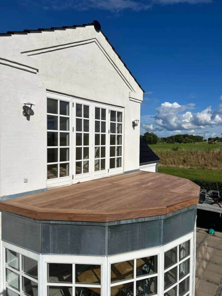 træterrasse på første sal af hus