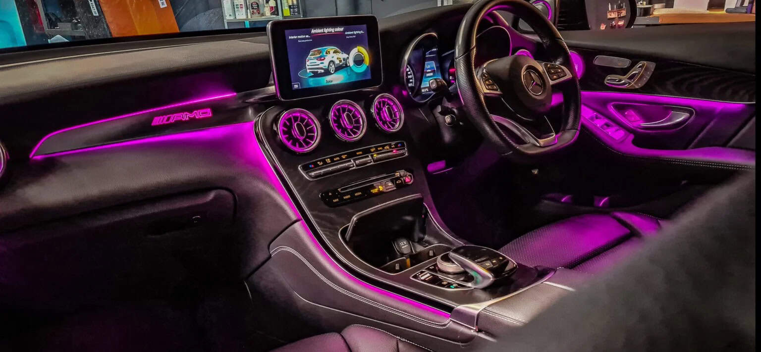 Interiøret i en Mercedes-kabine med markant pink ambient belysning fra KJ Au2Teknik