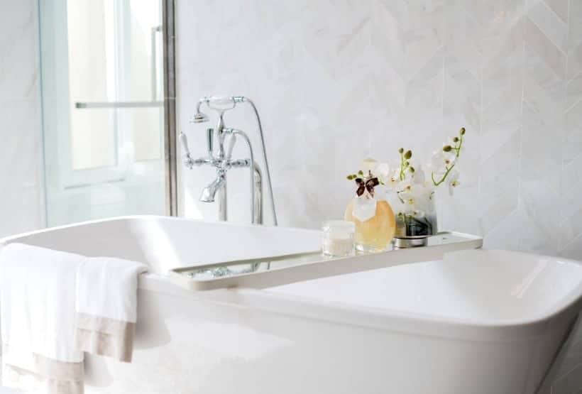 clean jetted tub with oxiclean