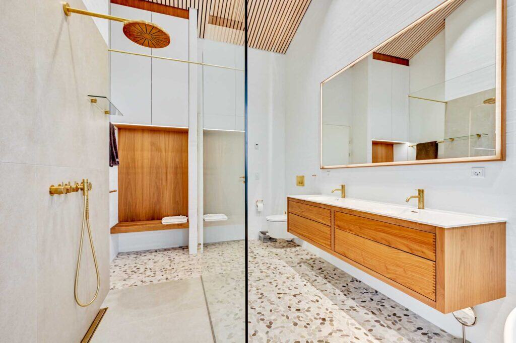 Lyst badeværelse med dobbeltvask i arkitekttegnet villa.