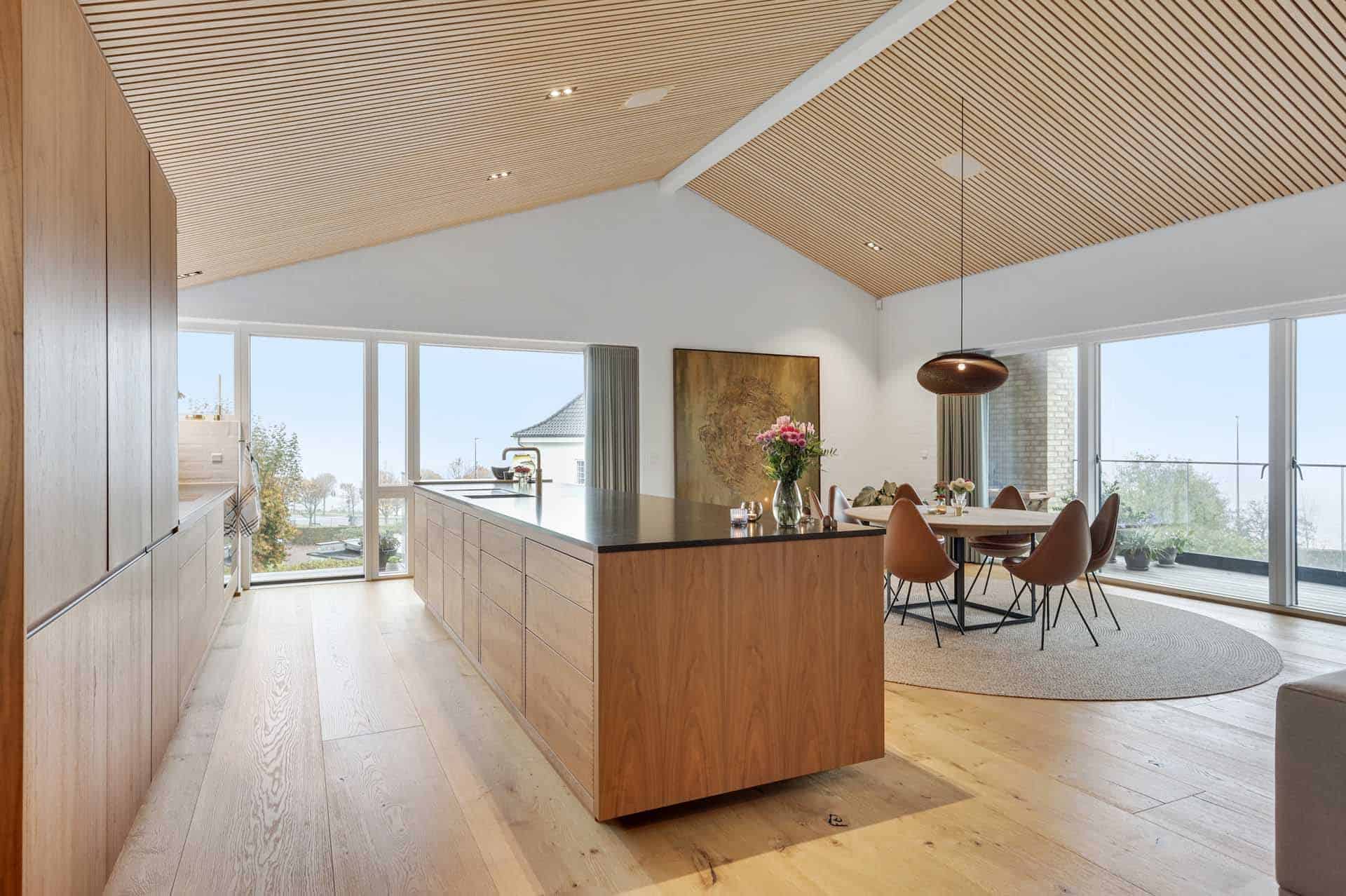 Minimalistisk køkkenø i træ udført af LTM Arkitekt- og byggefirma.