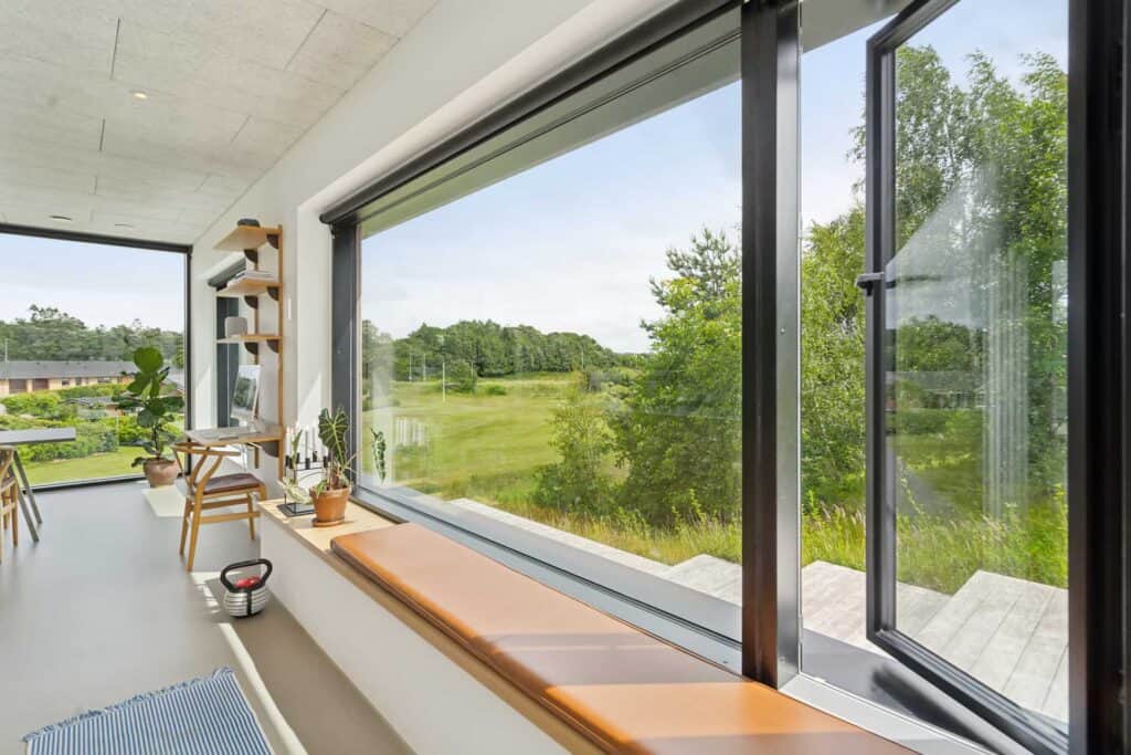 Lys spiseplads med direkte udgang til terrasse.