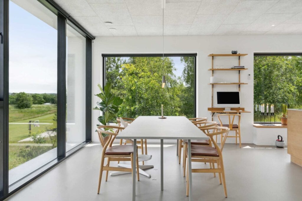 Køkkenø placeret foran stort panoramavindue.