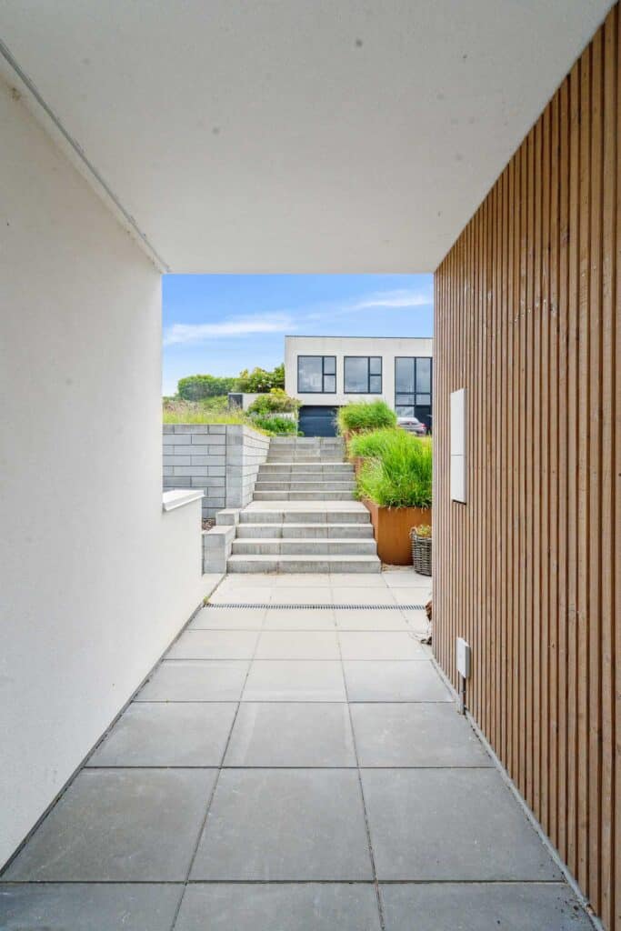 Entré med lodret træbeklædning i villa i Stevnstrup.