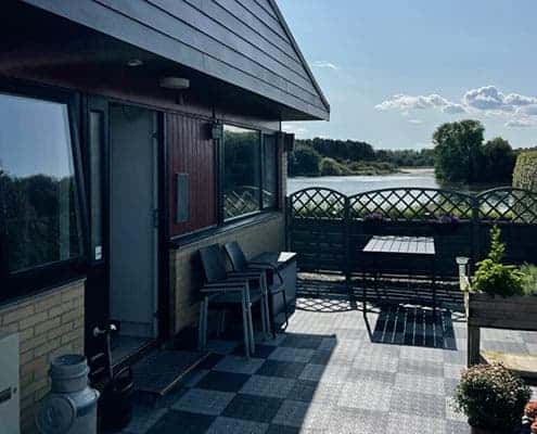 Udskiftning af døre og vinduer ved fliseterrasse udført af tømrer i Fredensborg