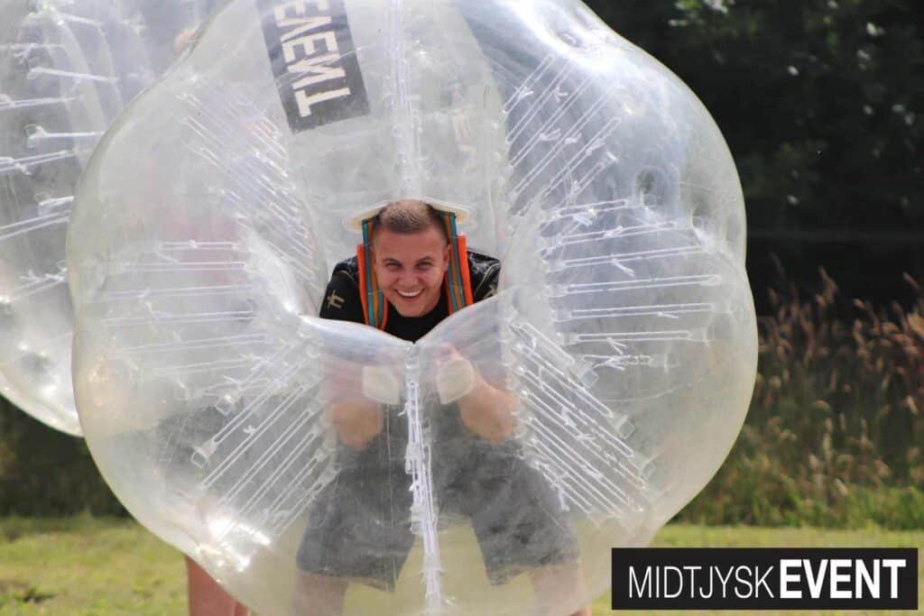 Person inde i bumper ball