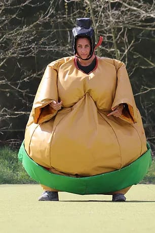 kvinde i sumo dragt