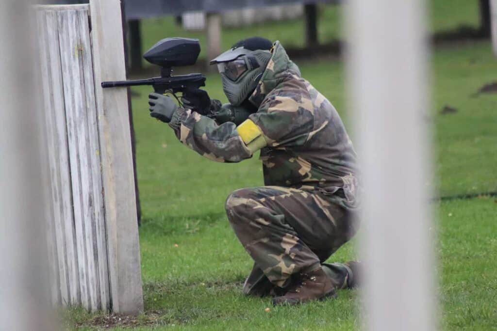 Paintball spiller gør klar til at skyde