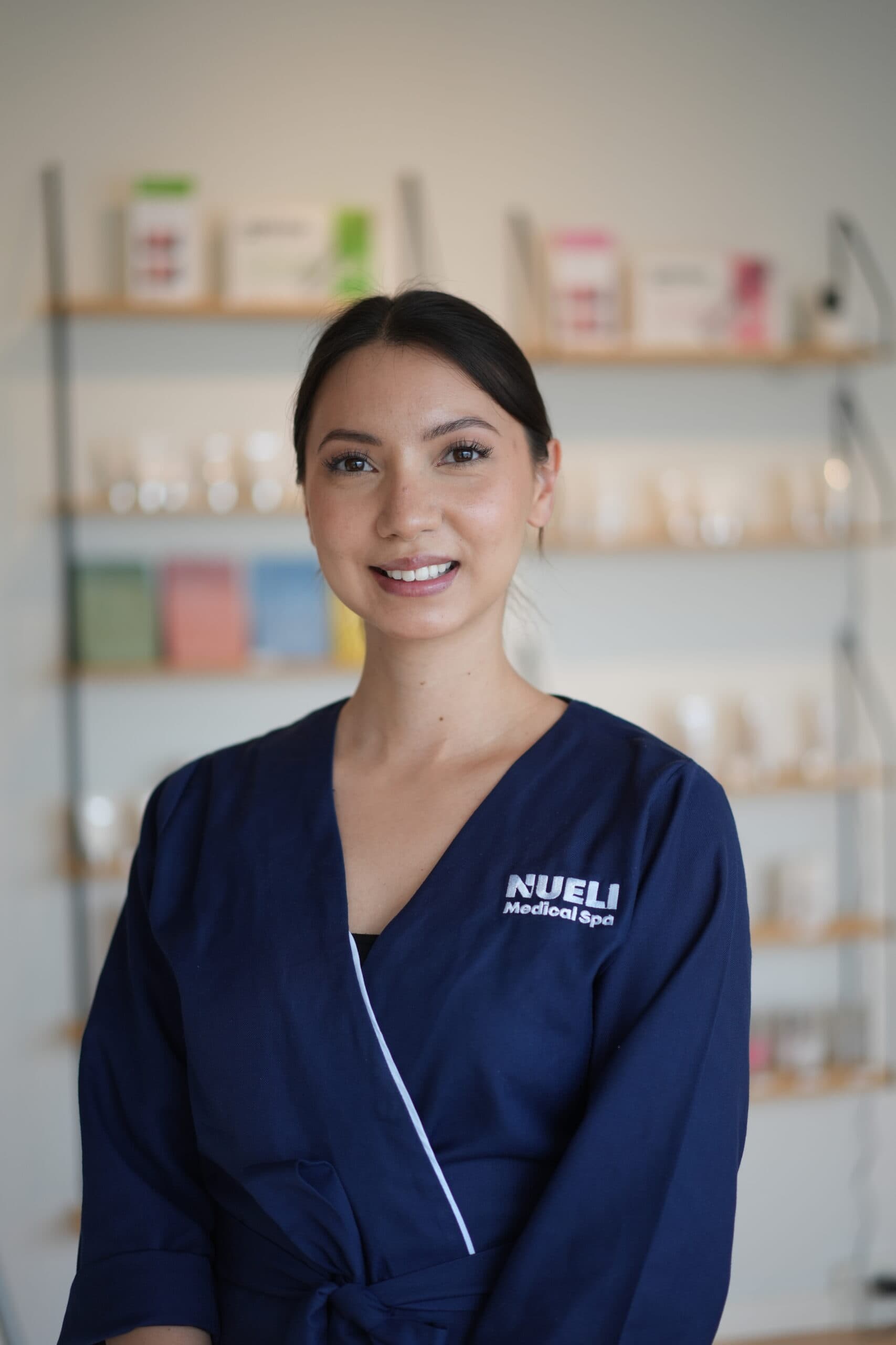 Behandler klar til microneedling hos Nueli