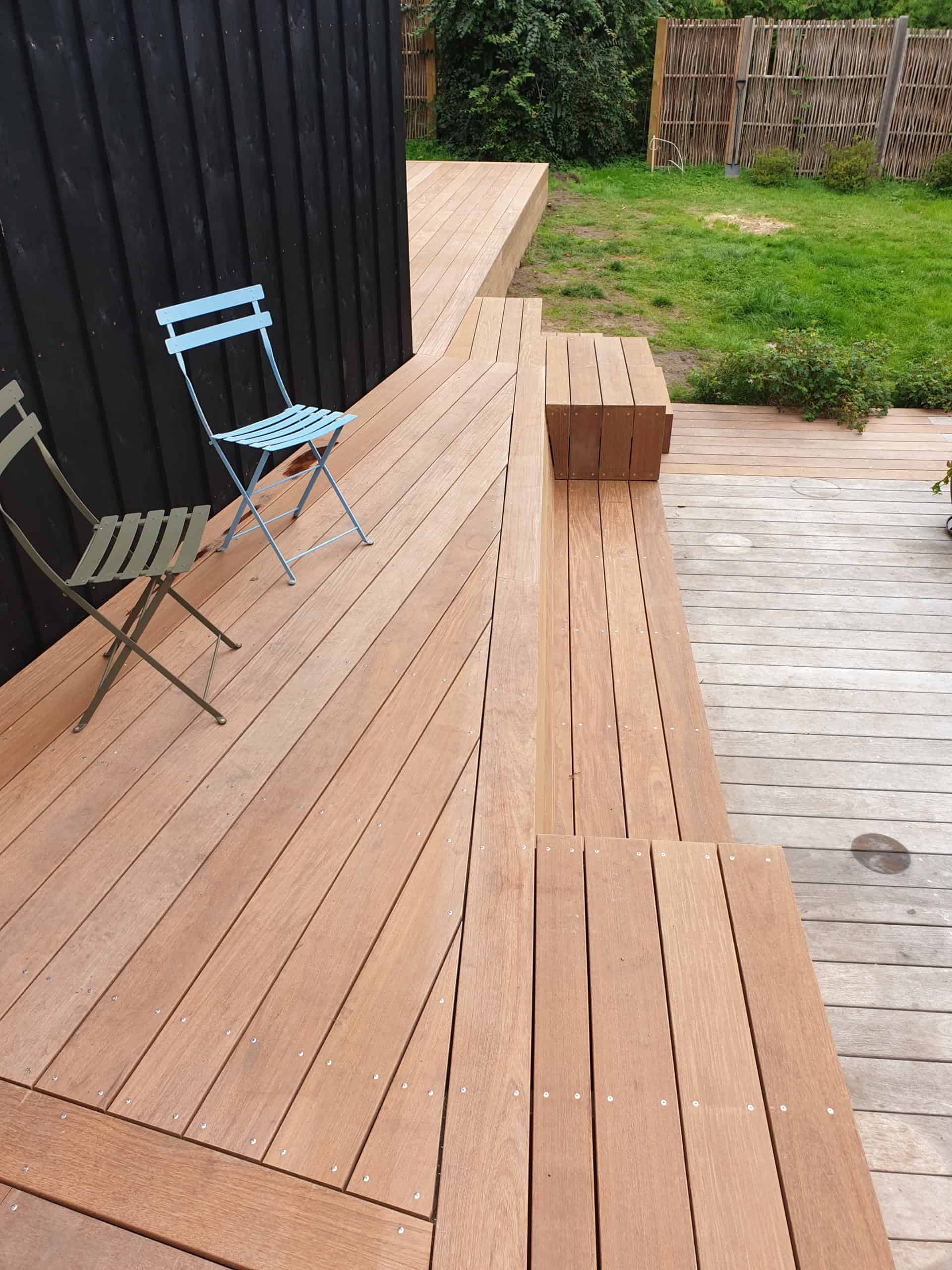 Færdig træterrasse i niveauer med havemøbler