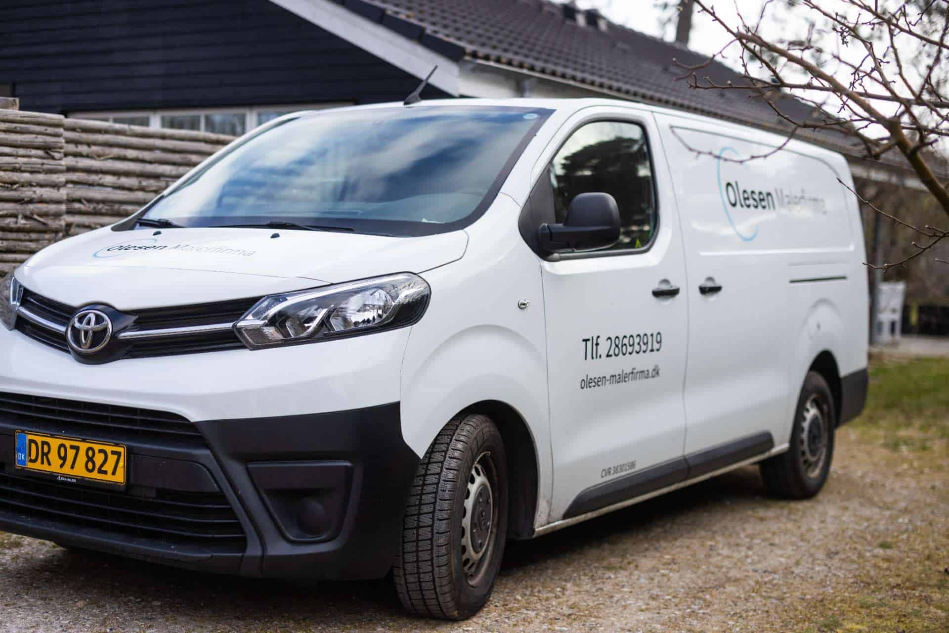 Hvid varebil fra Olesen Malerfirma parkeret ved huset