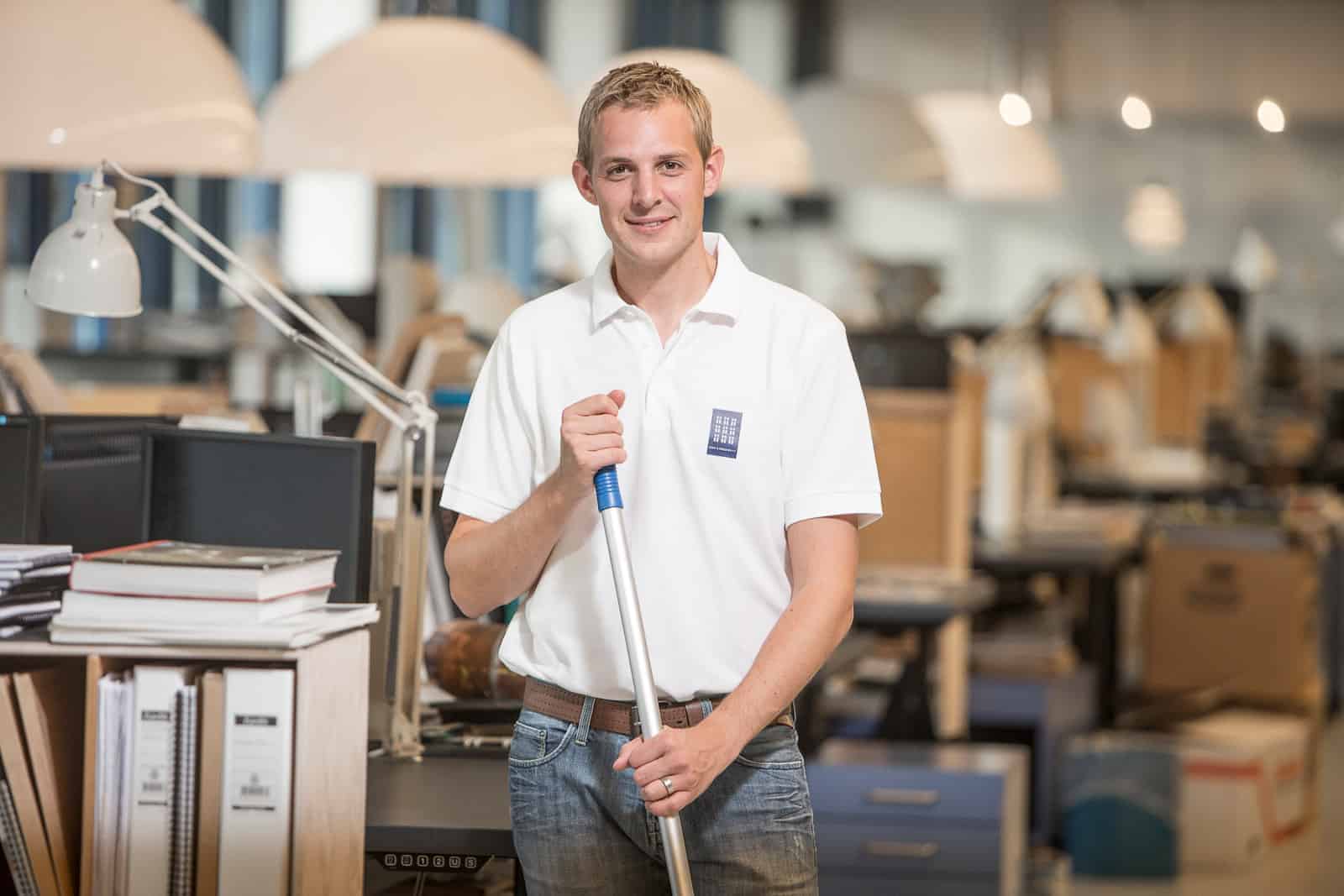 Mand der laver erhvervsrengøring