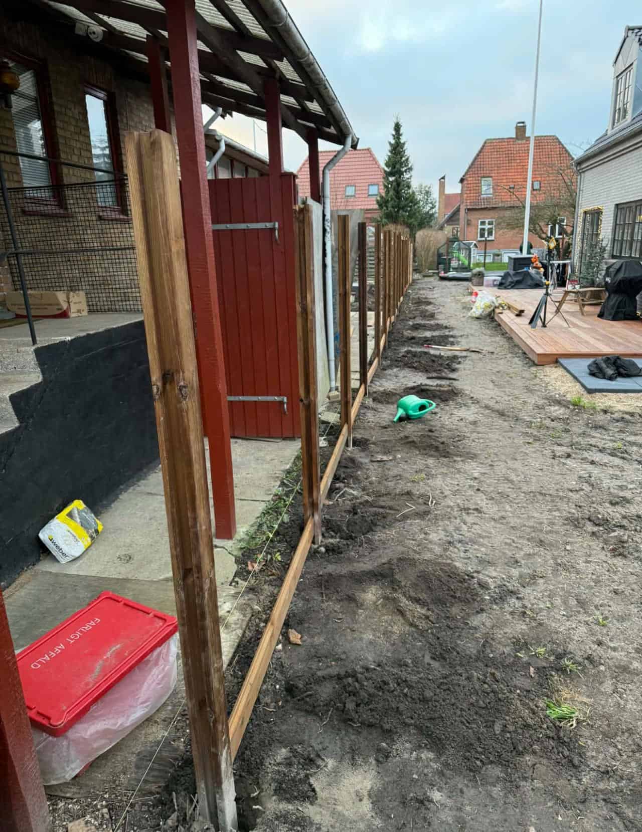 Jord forberedes rundt om hus af anlægsgartner i Hillerød til rullegræs