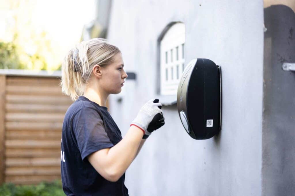 Ladestander til elbil - Ladeboks til din el-bil installeres af elektriker i Aller&oslash;d