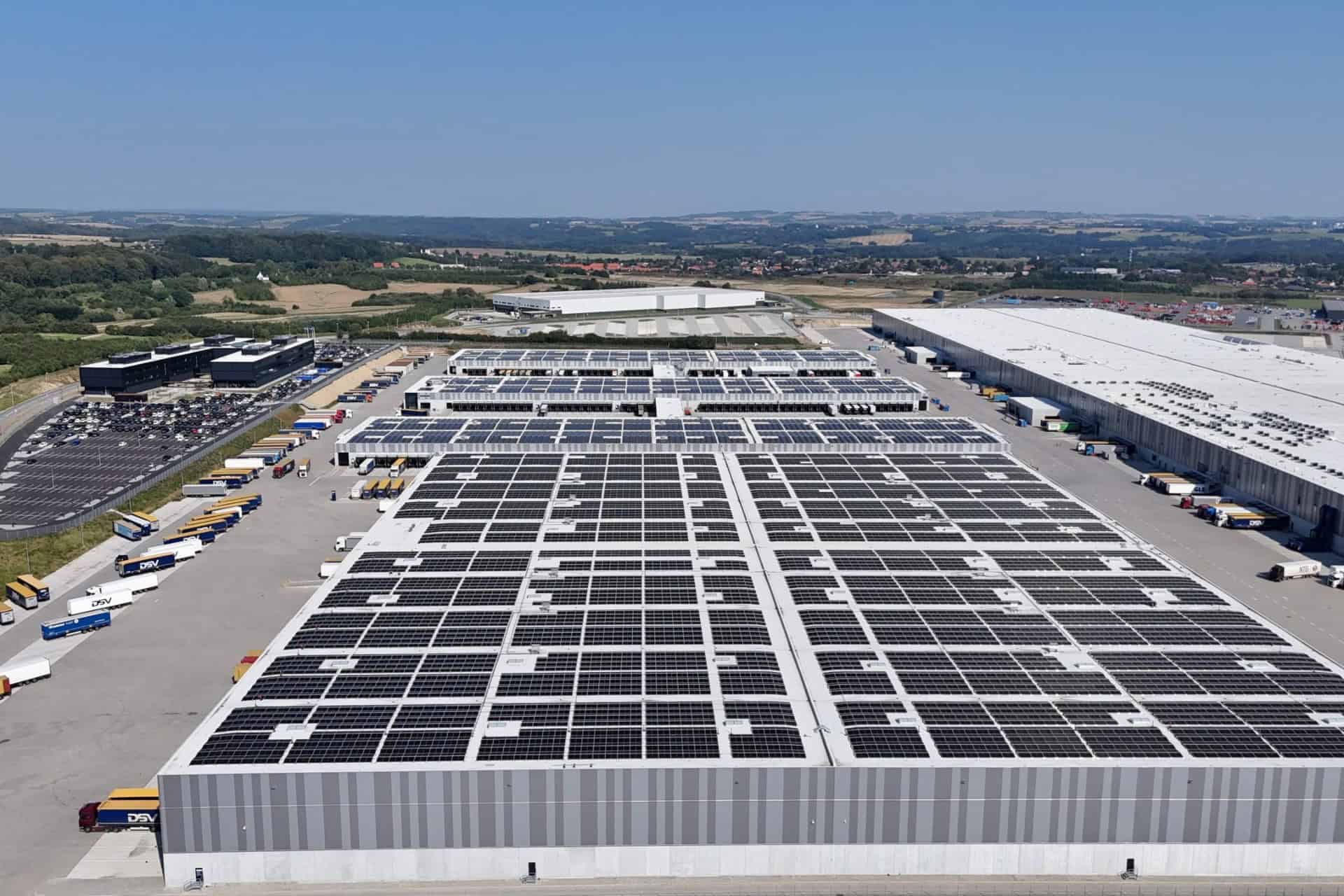 Stort solcelleanlæg på lagerbygning for vedvarende energi.