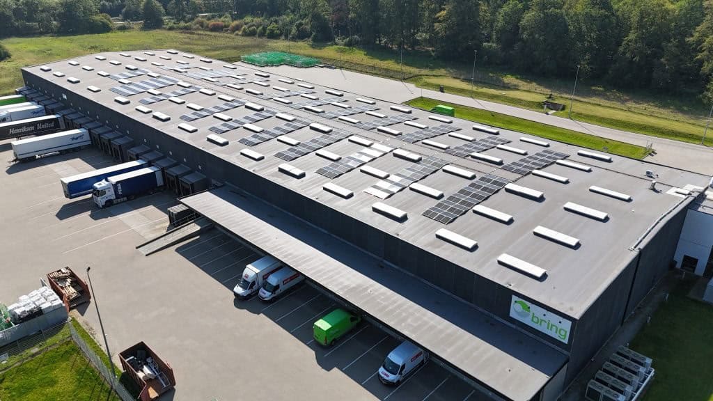 Stort solcelleanlæg på lagerbygning for vedvarende energi.