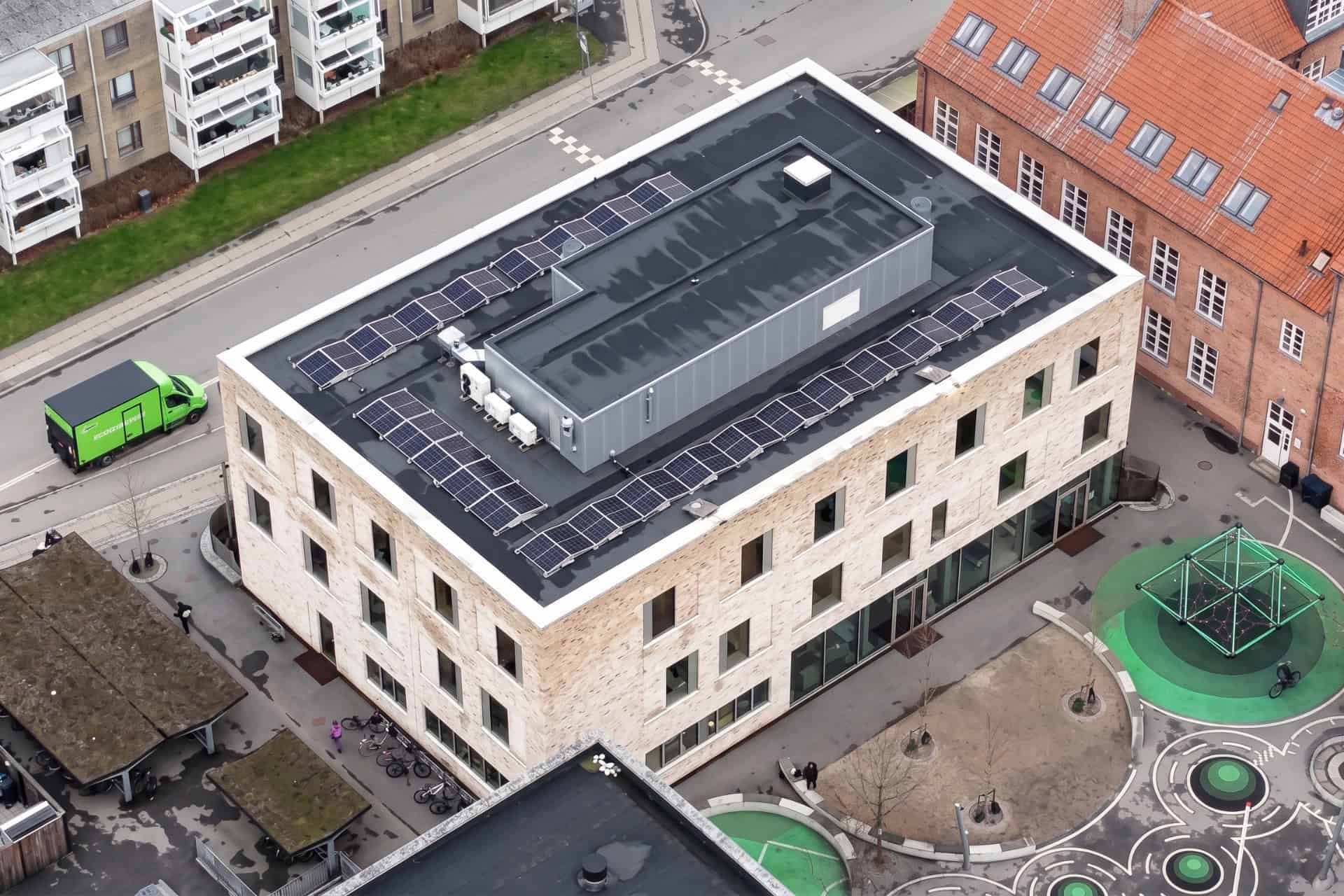 Moderne tag med solpaneler på en bybygning i København.