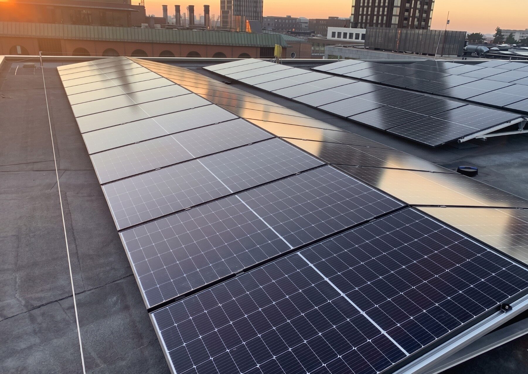 Solcellepaneler installeret på tag i København for bæredygtig energiproduktion.