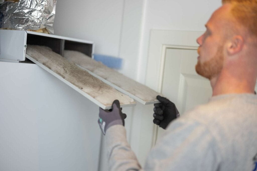 Medarbejder undersøger ventilation