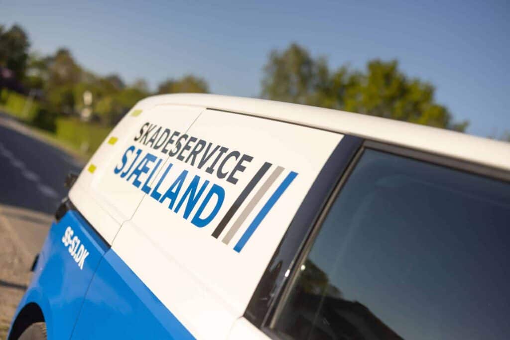 Logo på siden af varevogn