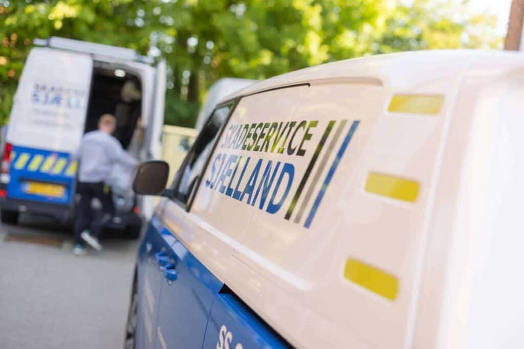 Side af bil med logo i fokus