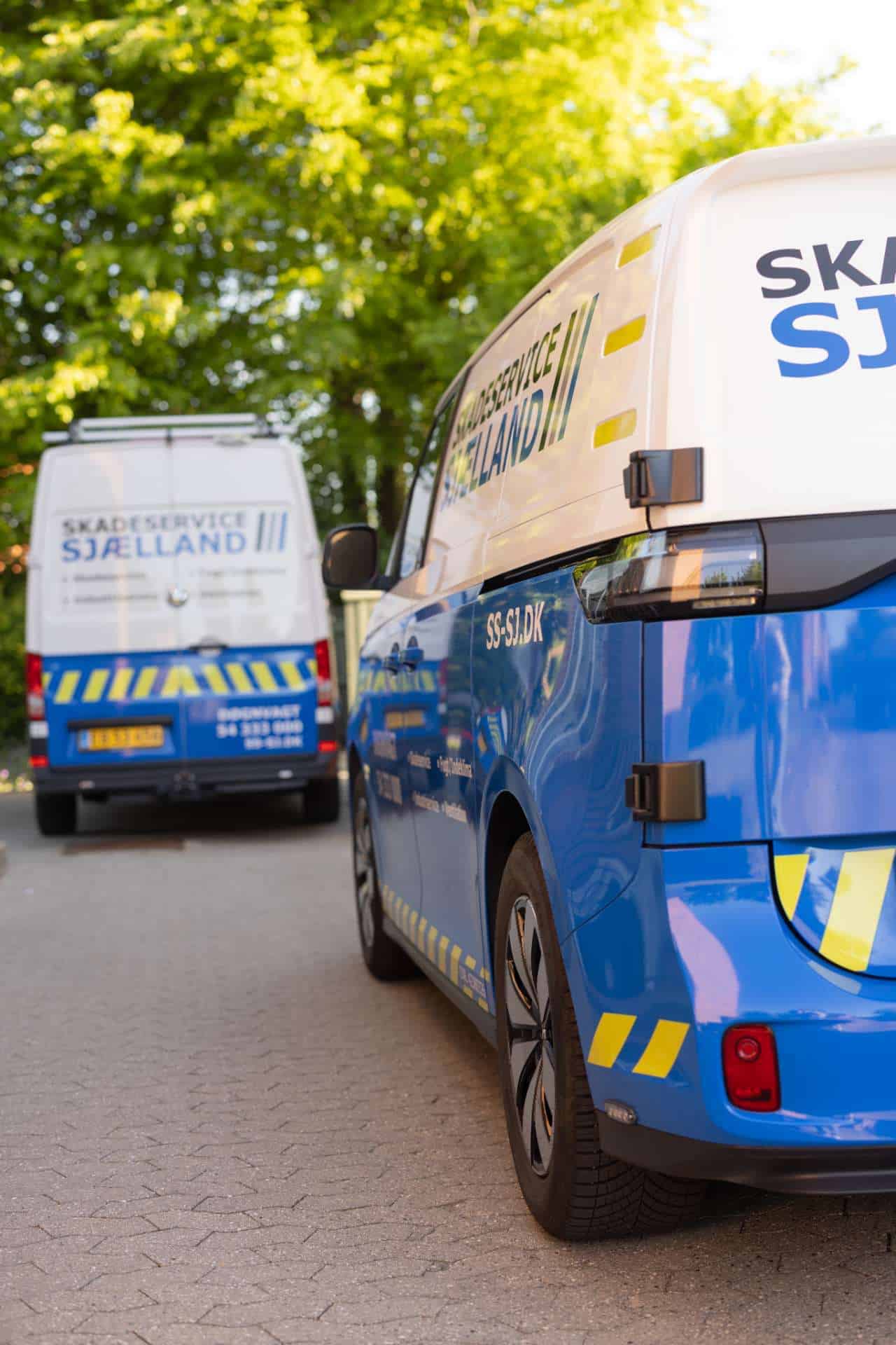 Flere varevogne udendørs