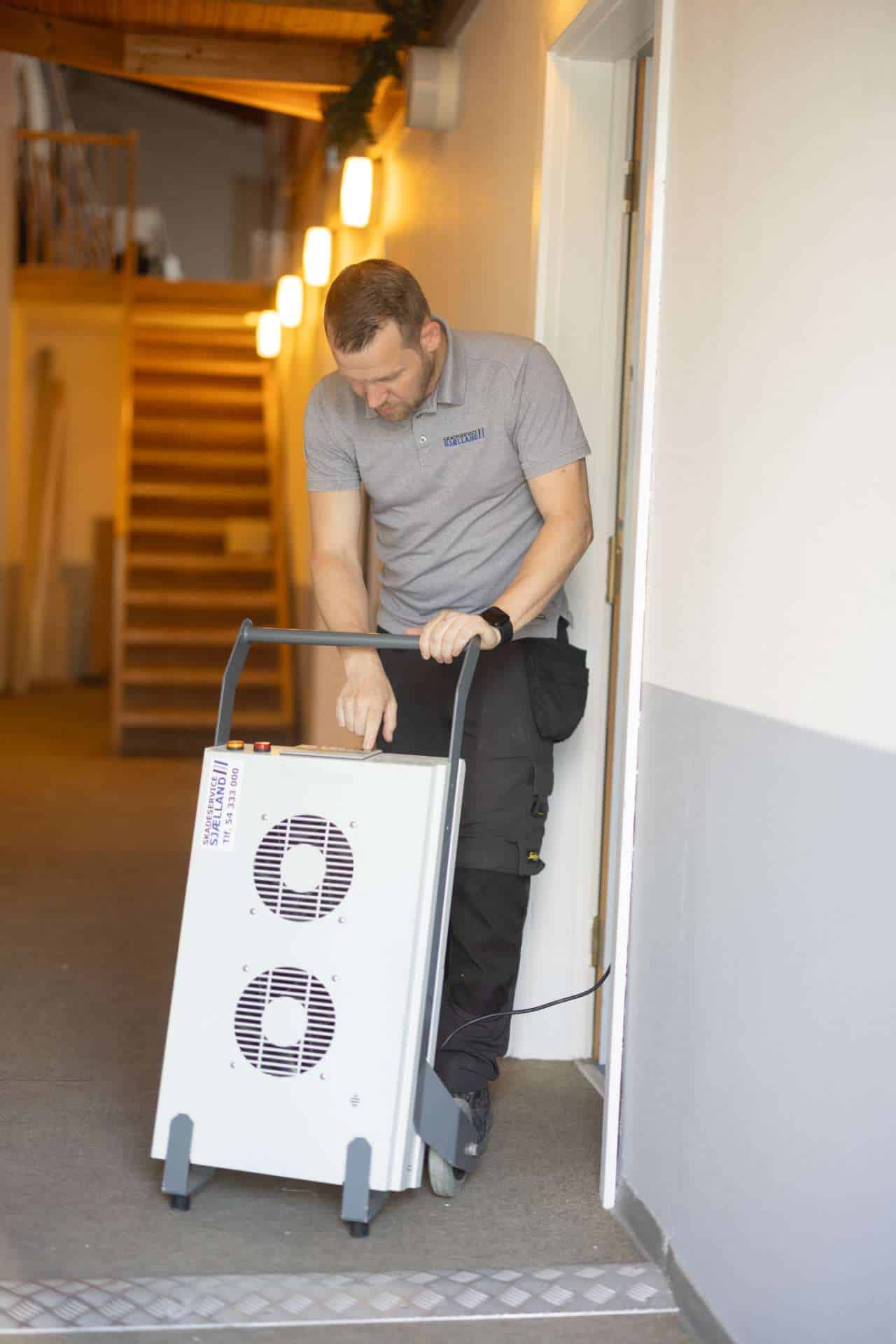 Medarbejder med ventilator
