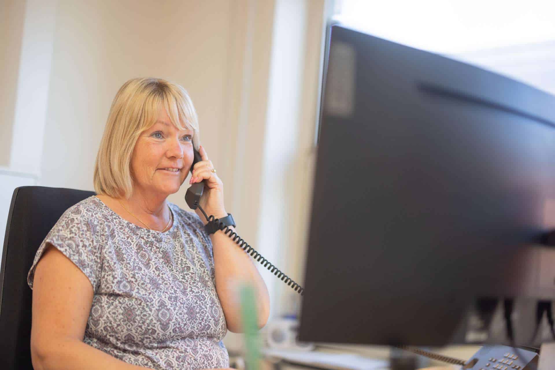 Medarbejder snakker i telefon