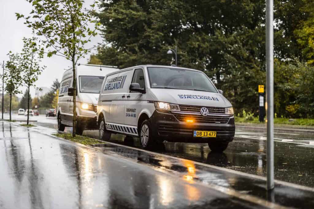 varevogne i regnvejr med logo