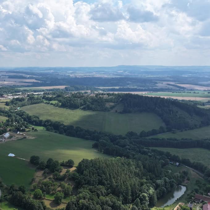 Výhled na krajinu mezi vrchy